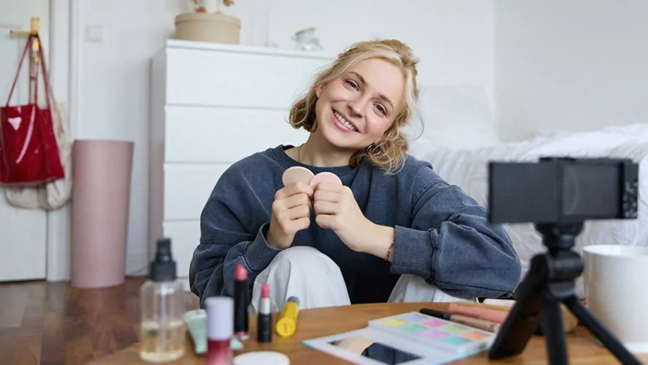 Who Exactly Is a Socialmediagirl?